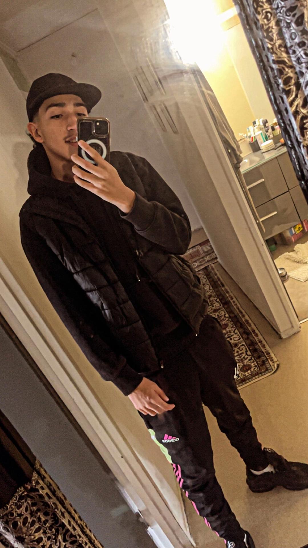 Profil de Hadrien, 19 ans, Escort gay à Péry