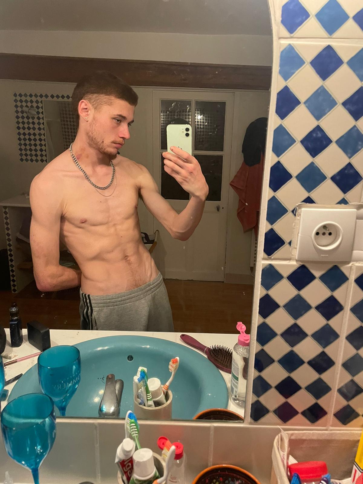 Profil de Titouane, 20 ans, Escort gay à Wangs