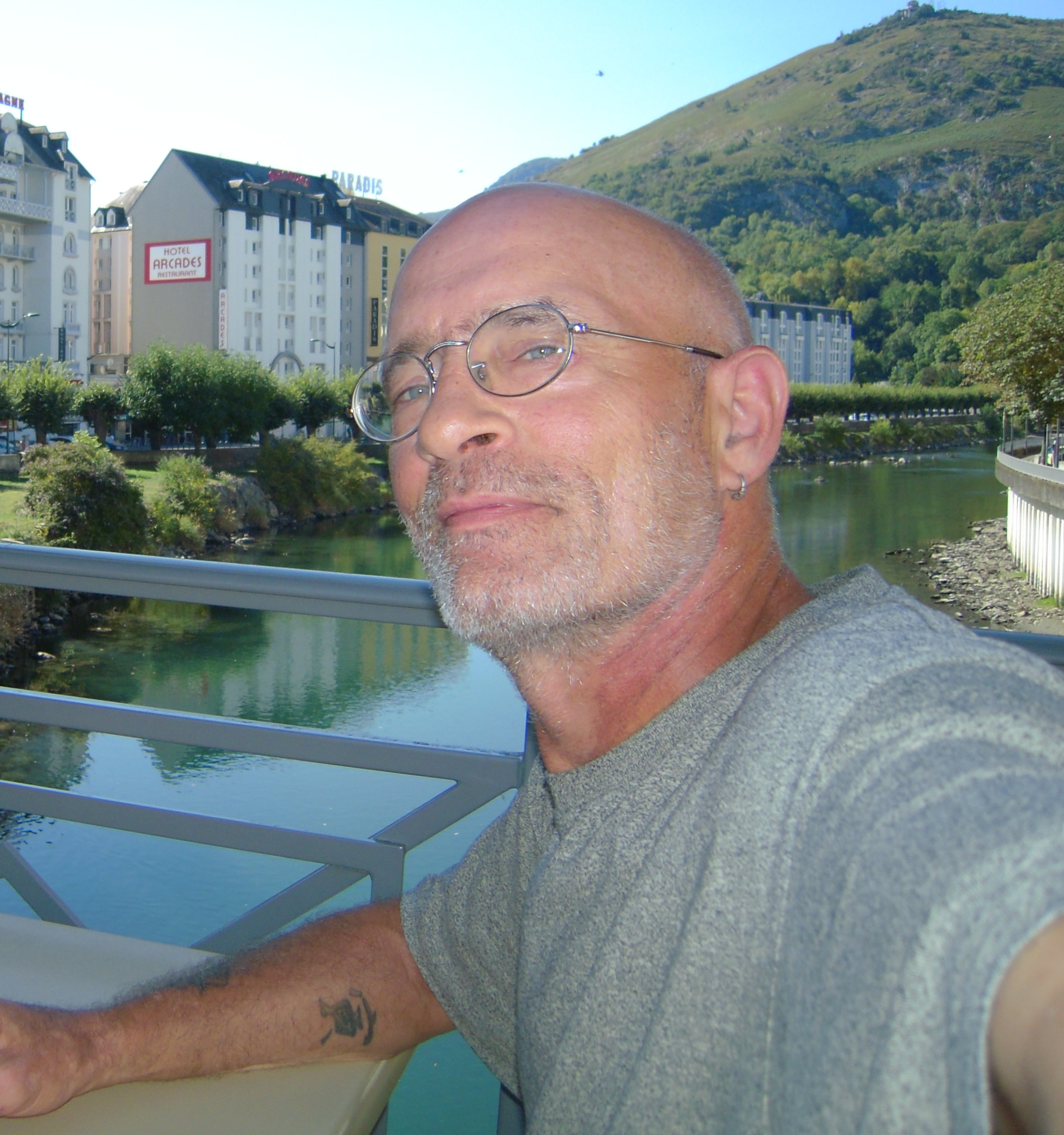 Profil de Tymeo, 54 ans, Escort gay à Buchillon