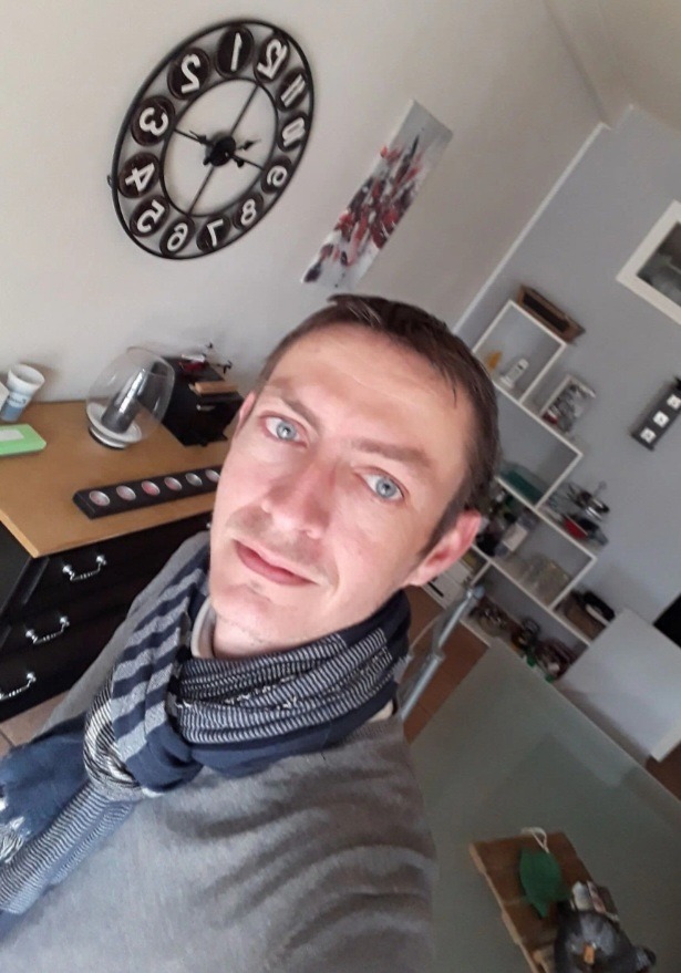 Profil de Floyd, 34 ans, Escort gay à Dully