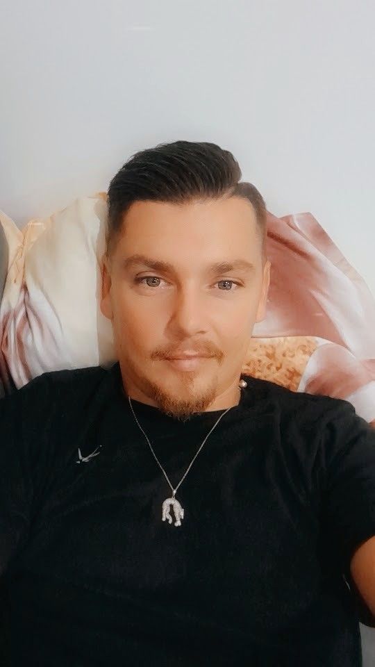 Profil de Umar, 35 ans, Escort gay à Rohrbach